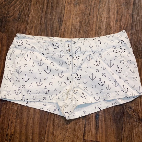 Empyre Shorts - Picture 1 of 4